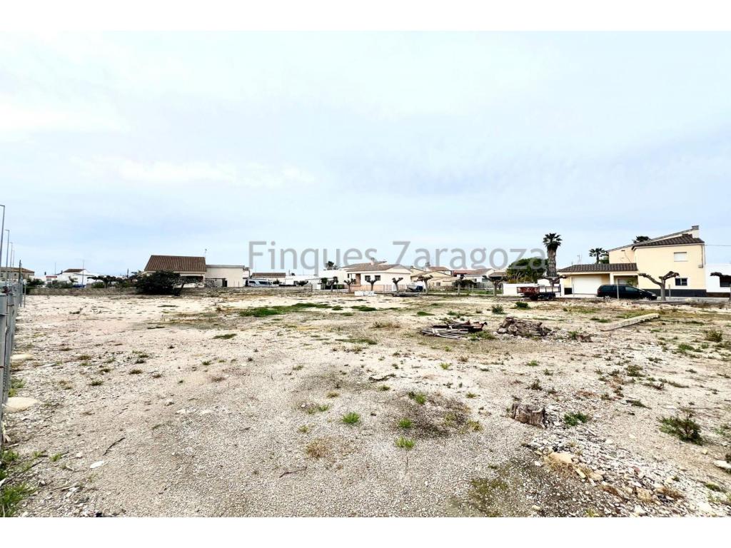  4 plots of land for sale for construction, approximately 592 m² each. The plots have an approximate frontage of 33 meters and a depth of 18 meters.